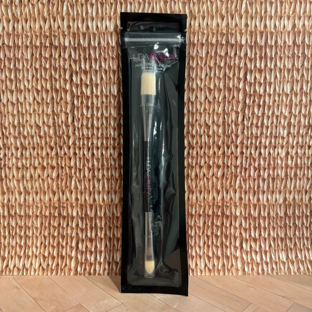 🖤 HUDA BEAUTY FACE CONCEAL & BLEND DUAL-ENDED CONCEALING COMPLEXION BRUSH SOFT